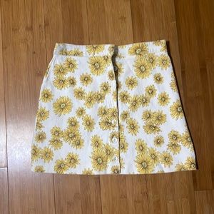 Cute yellow flowered mini skirt. Size M. NWT